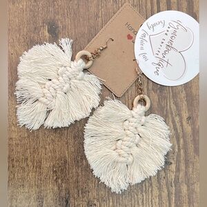 Handmade macrame feather earrings creme